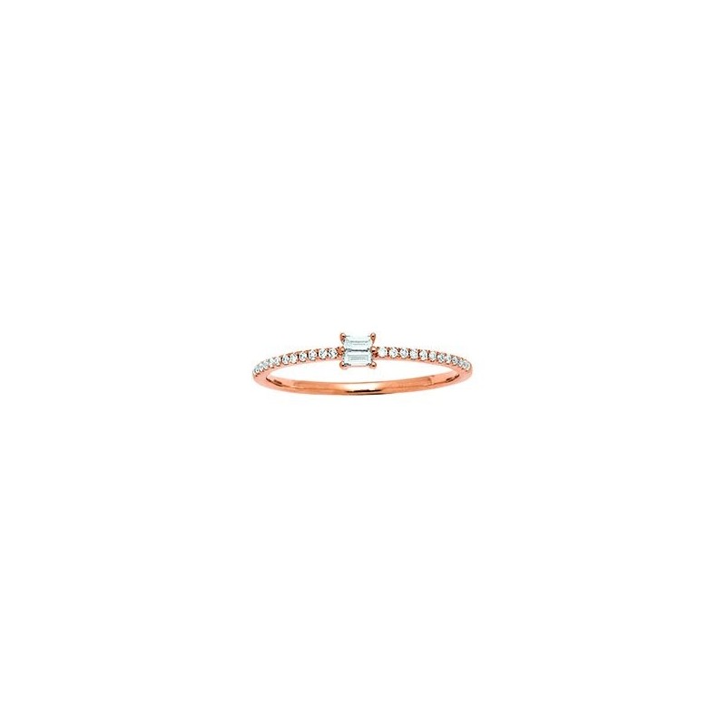 Solitaire en or rose et diamants baguettes .